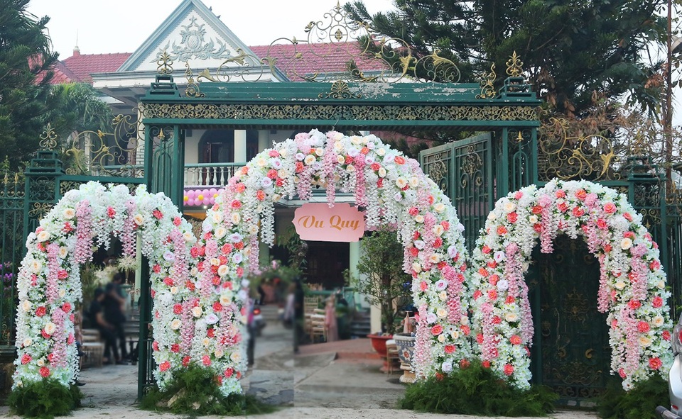 Nhà riêng của Lâm Khánh Chi được trang hoàng rực rỡ với cổng hoa trang trí đỏ và trắng