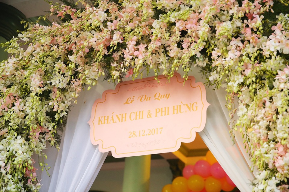 Cổng hoa được tranh trí bằng lan tươi sang trọng.