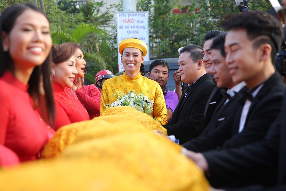 Phi Hùng cười tươi rạng rỡ trong ngày vui