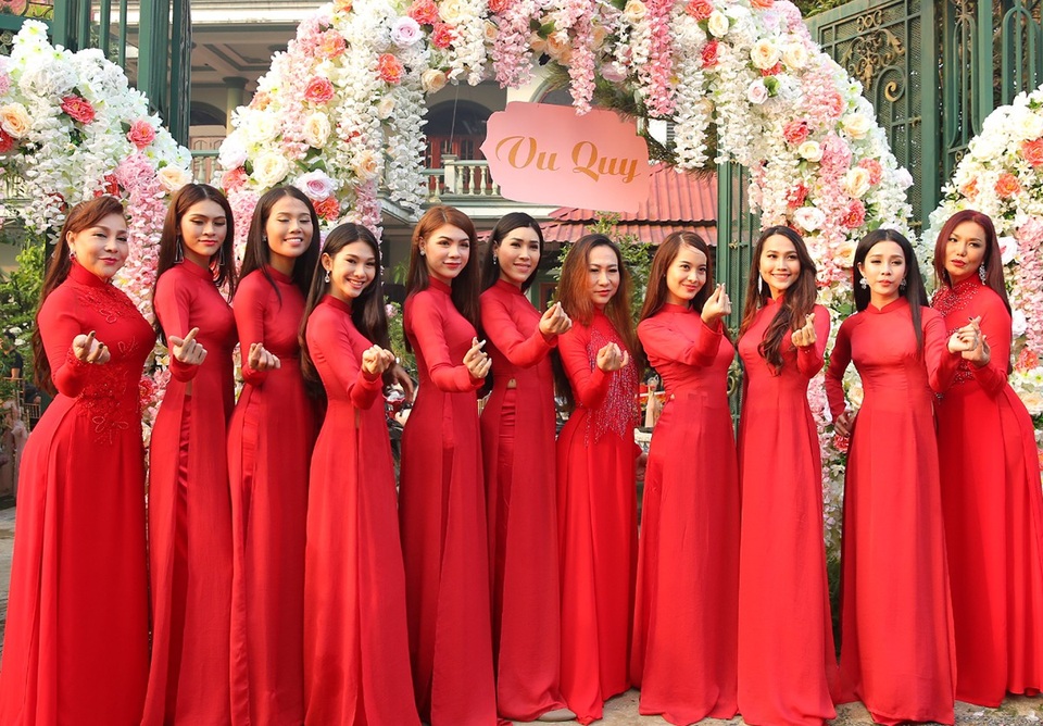 Dàn bưng mâm quả của nhà gái diện áo dài đỏ rực rỡ, đa số các người đẹp đều là người chuyển giới. Nổi bật hơn cả là Cindy Thái Tài.