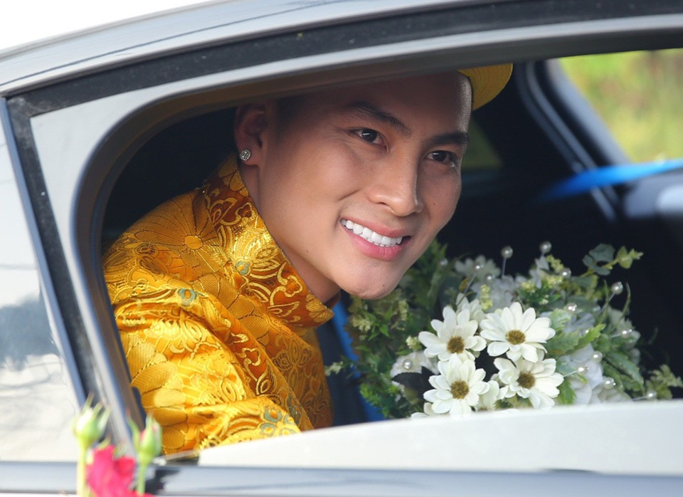 Đúng giờ chú rể Phi Hùng cùng đoàn xe hoa có mặt tại nhà cô dâu. Chồng của Lâm Khánh Chi sở hữu vẻ đẹp điển trai và nam tính.