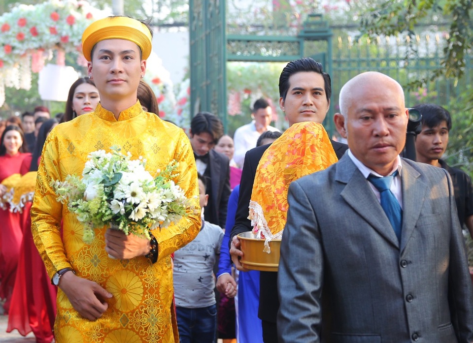 Phi Hùng diện áo dài vàng rực rỡ đến nhà cô dâu trong sáng nay