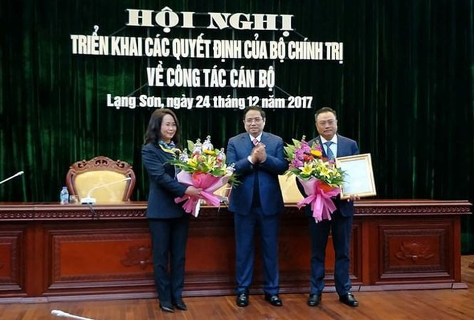Bà Lâm Phương Thanh làm Bí thư Tỉnh ủy Lạng Sơn - 1
Trưởng ban Tổ chức TƯ (giữa) trao quyết định, tặng hoa cho bà Lâm Phương Thanh và ông Trần Sỹ Thanh. Ảnh: N.T