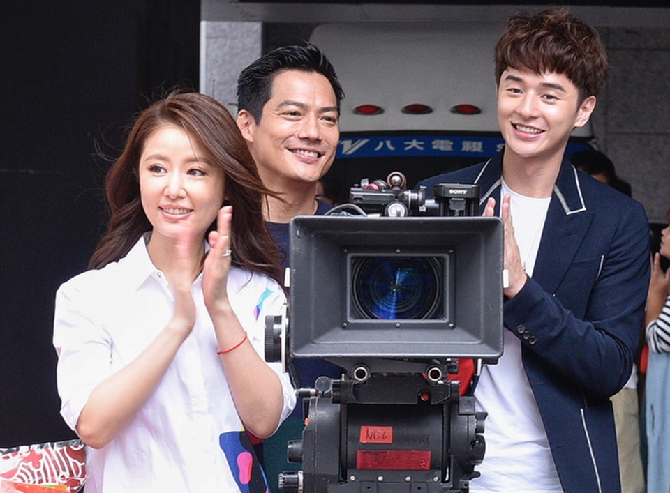 41 tuổi, Lâm Tâm Như trẻ đẹp đáng ngưỡng mộ - 10
Bạn diễn Trương Hiên Duệ kém cô đến 16 tuổi, nhưng Lâm Tâm Như vẫn cho biết cô khá tự tin. Đây không phải lần đầu tiên Lâm Tâm Như hợp tác với mỹ nam nhỏ tuổi hơn mình.