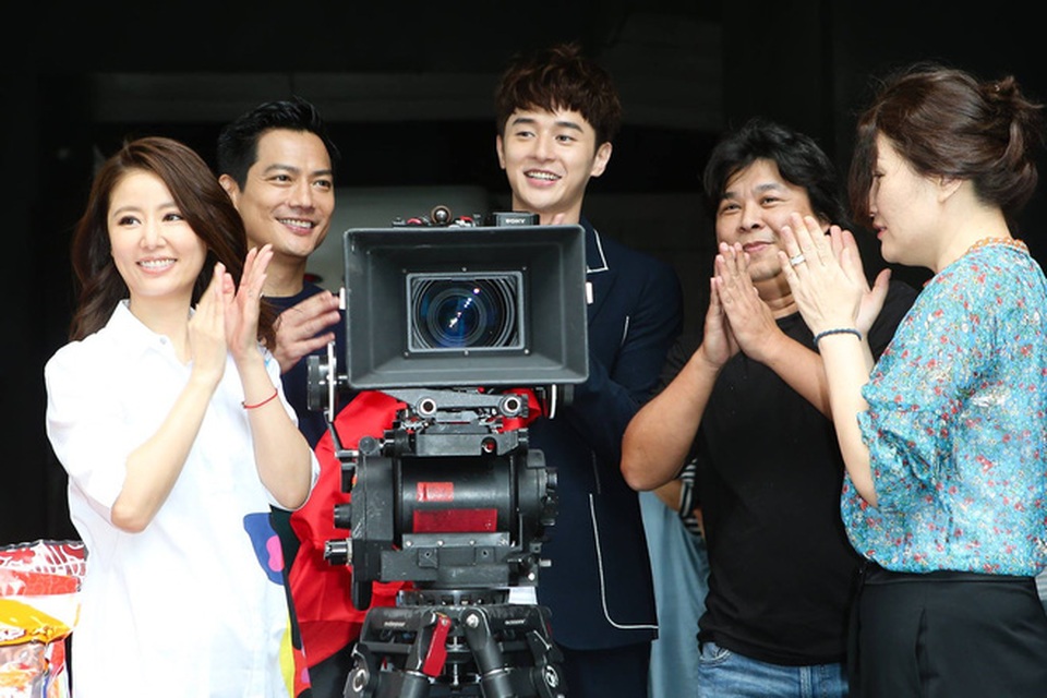 41 tuổi, Lâm Tâm Như trẻ đẹp đáng ngưỡng mộ - 9
Lâm Tâm Như vui vẻ trong ngày bộ phim khai máy. Xuất hiện với dáng vẻ tươi tắn, bà mẹ một con khiến bất cứ ai cũng phải ganh tỵ.