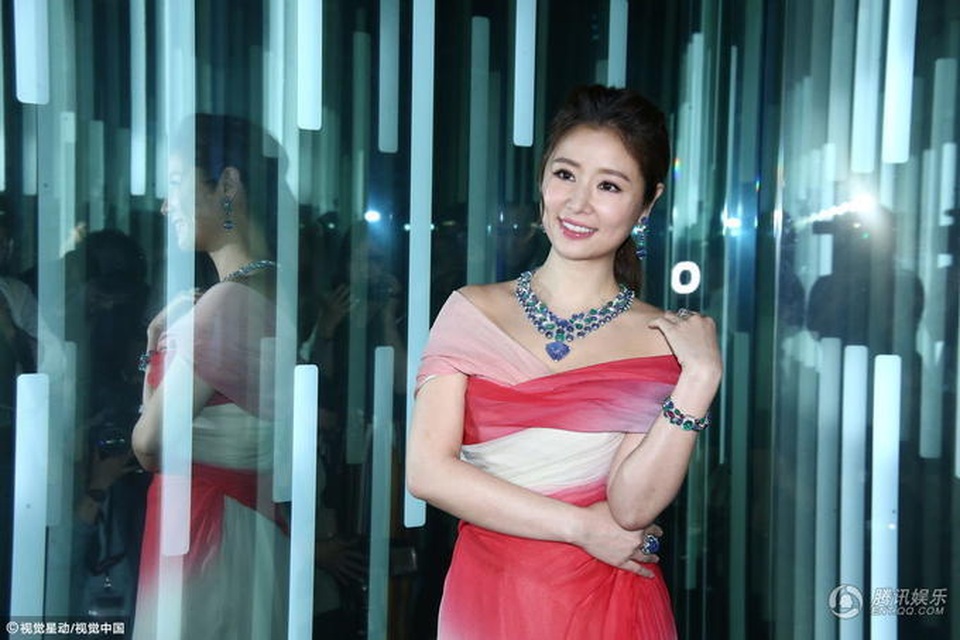 Lâm Tâm Như "phản pháo" về những lời bình luận "mập mạp" - 5
Tháng trước, Lâm Tâm Như đã quay trở lại với công việc với chuyến công tác dài ngày tại Bắc Kinh, Thượng Hải... để quảng cáo cho bộ phim mới mà cô hợp tác với Tô Hữu Bằng. Bà mẹ nổi tiếng kể rằng, con gái nhỏ của cô nhớ mẹ và thường xuyên tìm mẹ. Chính vì vậy, cô buộc lòng phải ngắm nhìn và trò chuyện với con mỗi ngày qua video call. Mỗi lần như vậy, cảm giác nhớ nhung con lại càng lớn trong cô.