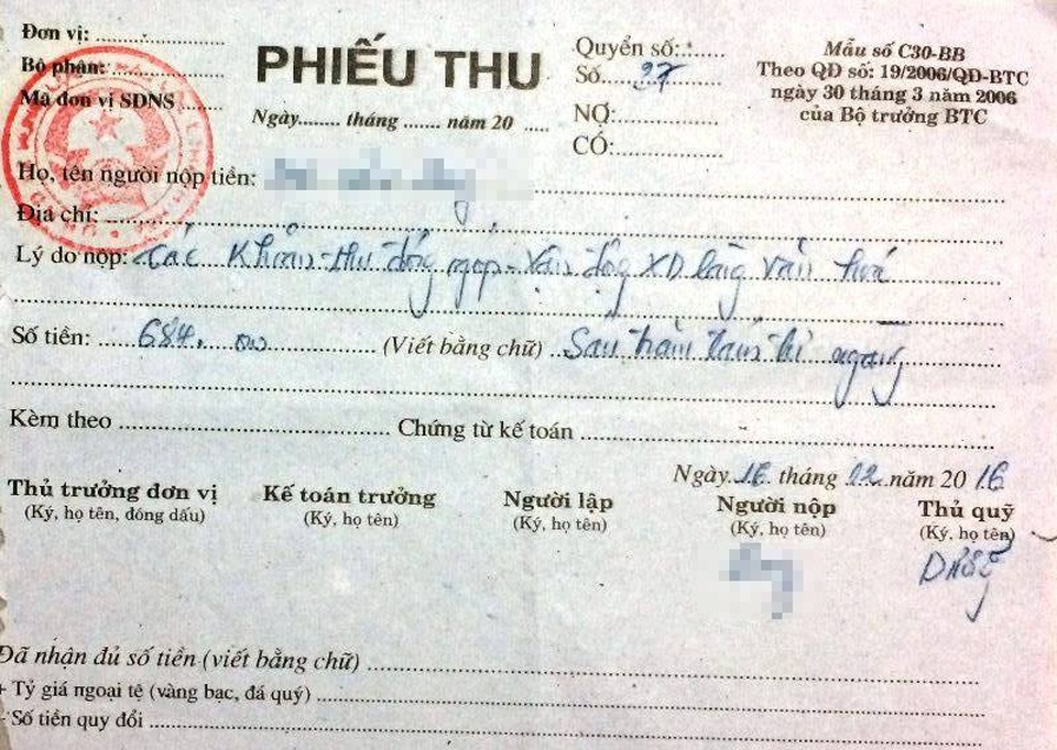 Choáng váng với những khoản thu “đè đầu” dân nghèo - 3 Hộ ít khẩu thì tiền trăm, còn những hộ nhiều khẩu thì đóng tiền triệu