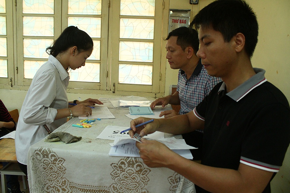 Thí sinh thoải mái trước kì thi THPT quốc gia 2017 - 7 Những trường hợp làm mất chứng minh thư, hoặc có sai sót nghiêm trọng giám thị đã cho làm cam đoan và đưa lên ban Chỉ đạo thi của điểm thi xem xét, xử lý.