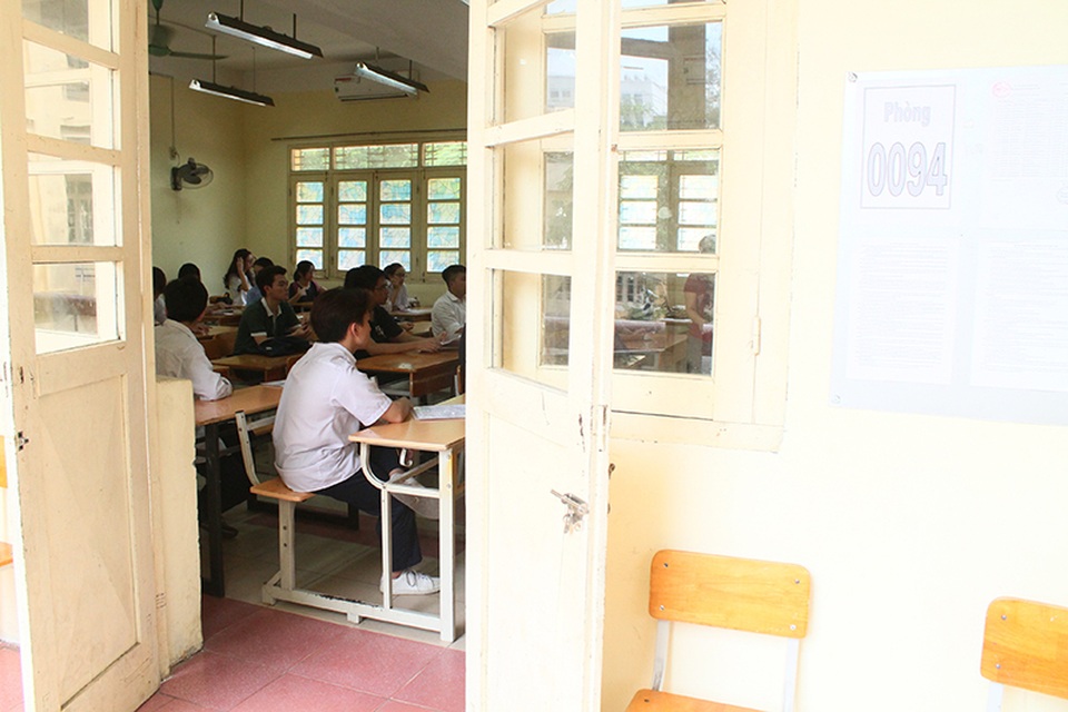 Thí sinh thoải mái trước kì thi THPT quốc gia 2017 - 9 Nhằm tạo điều kiện cho các thí sinh đến muộn chưa kịp làm thủ tục, các cụm thi đã bố trí phòng trực đón nhận thí sinh đến cuối giờ chiều.