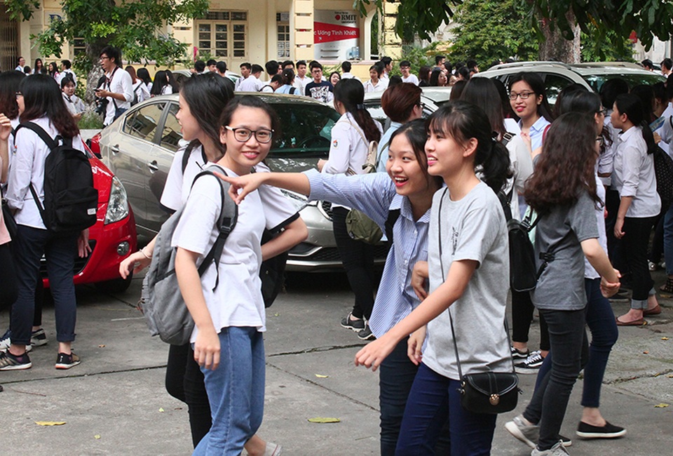 Thí sinh thoải mái trước kì thi THPT quốc gia 2017 - 2 Theo thông tin từ Sở Giáo dục - Đào tạo Hà Nội, trong kỳ thi THPT quốc gia 2017, toàn thành phố có 112 điểm thi với 3.057 phòng thi. Ngay từ đầu giờ chiều, tại các điểm thi, các bạn sinh viên tình nguyện tại các điểm thi đã hướng dẫn nhiệt tình thí sinh đến phòng thi kịp thời...