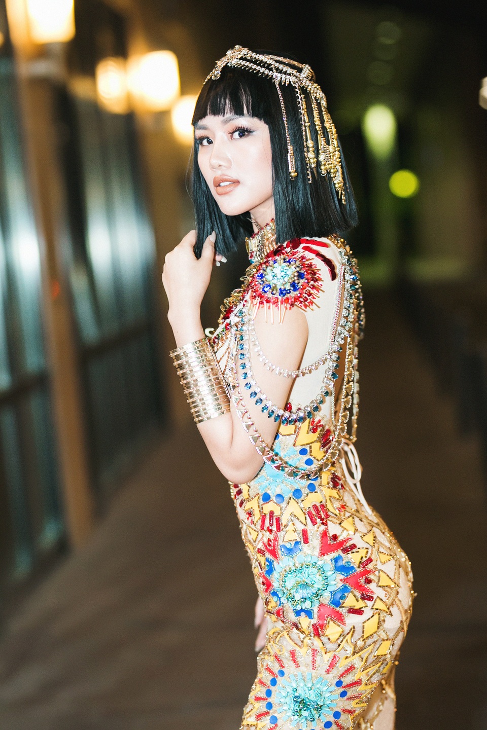 Hồ Ngọc Hà hóa công chúa, Lâm Thùy Anh soán ngôi “Nữ hoàng thảm đỏ” - 3 Lâm Thùy Anh từng vào top 10 cuộc thi Siêu mẫu châu Á và vào chung kết Siêu mẫu Việt Nam 2013. Cô cũng đạt được vị trí Á hậu 4 cuộc thi Miss Global Beauty Queen 2015 diễn ra tại Hàn Quốc.