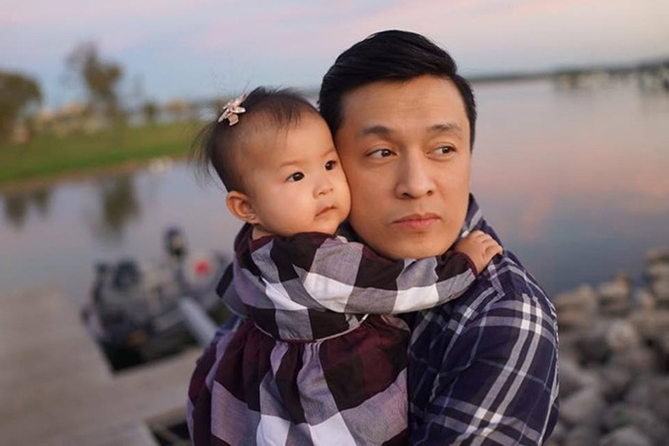 Bà xã Lam Trường đăng ảnh hai cha con nam ca sĩ và gửi lời chúc mừng ngày lễ tạ ơn đến người hâm mộ.