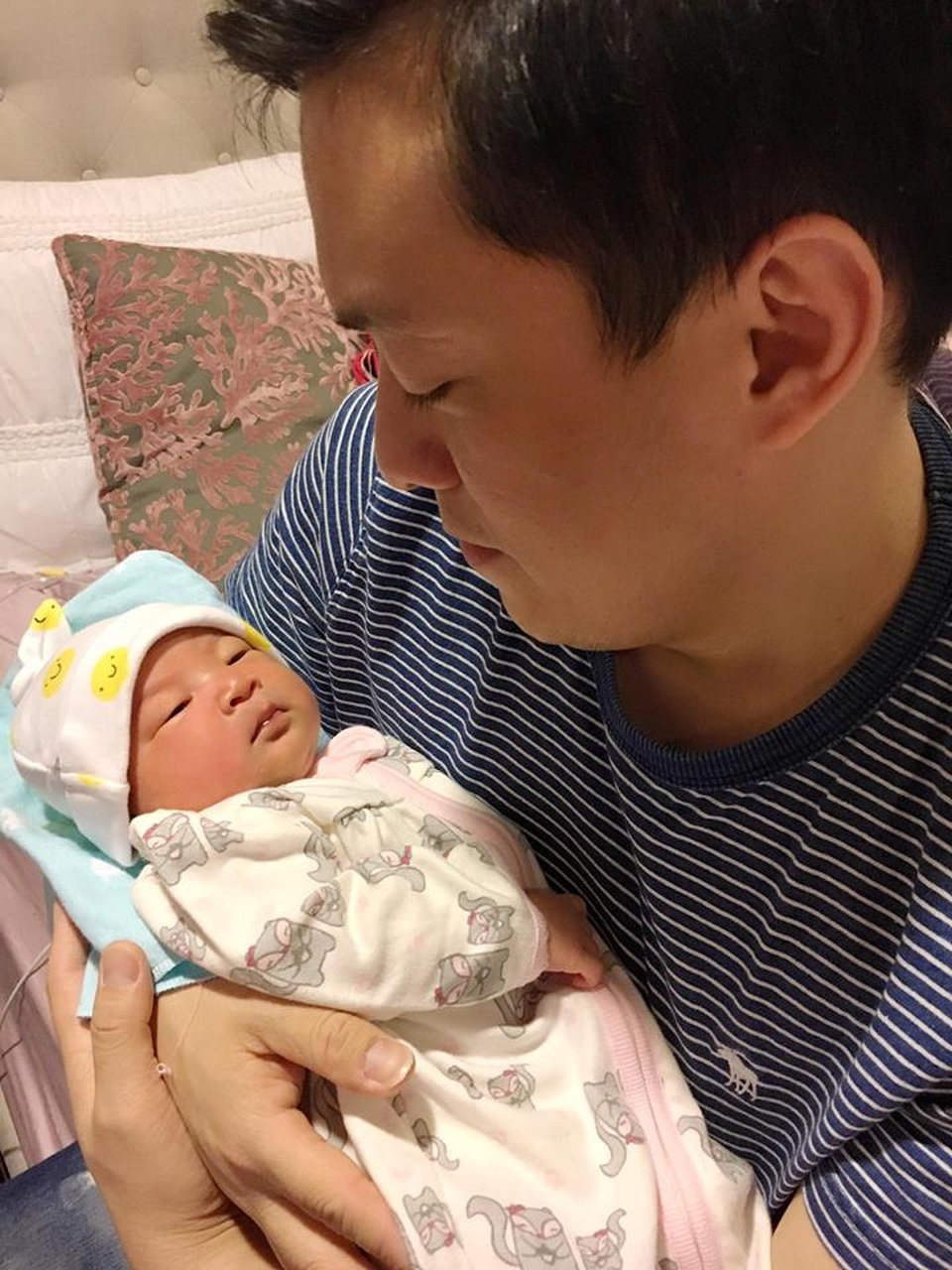 Lộ ảnh con gái 3 ngày tuổi của Lam Trường giống bố như đúc - 1 Anh Hai Lam Trường âu yếm bế con gái vừa mới sinh.