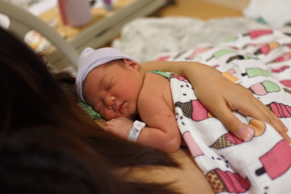 Lộ ảnh con gái 3 ngày tuổi của Lam Trường giống bố như đúc - 2 Con Gái Lam Trường được nhiều người nhìn nhận là có khuôn mặt giống ba.