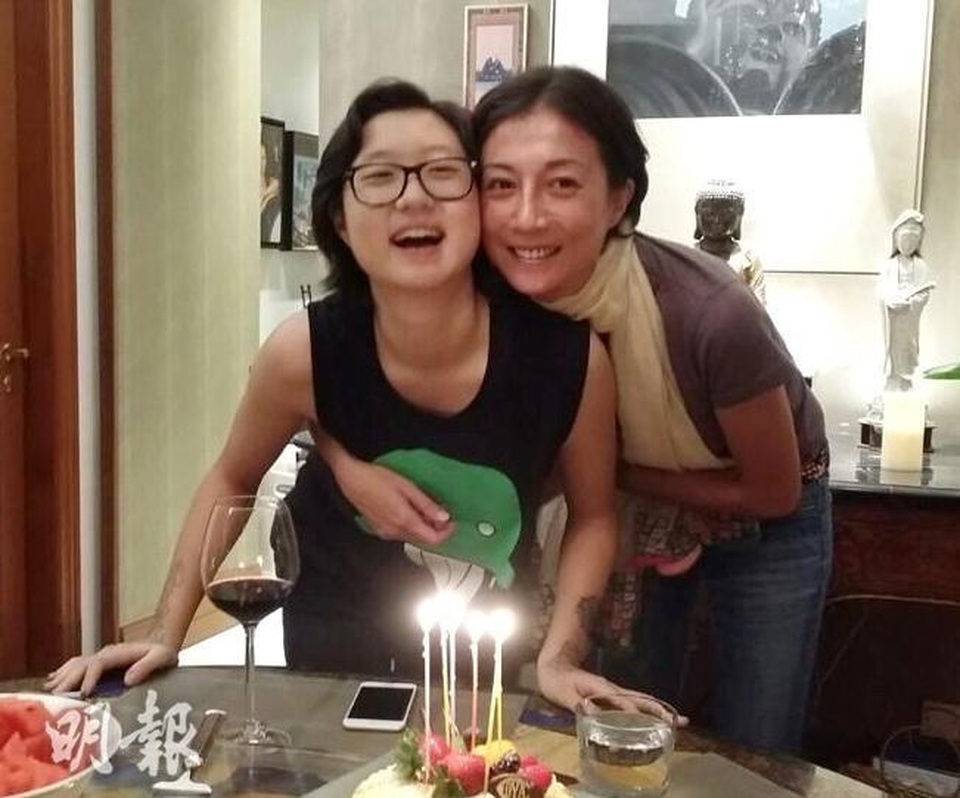 Con gái “rơi” của Thành Long công khai là người đồng tính - 4
Những hình ảnh hạnh phúc của mẹ con Ngô Trác Lâm và Ngô Ỷ Lợi trong quá khứ khiến fan đau lòng.