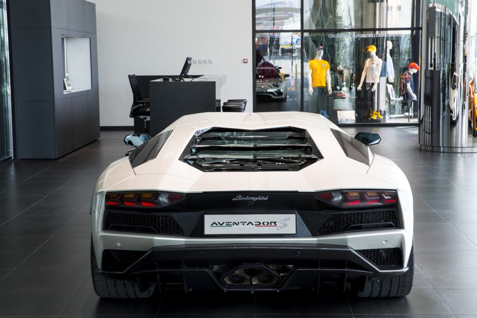 Lamborghini mở đại lý lớn nhất thế giới ở Dubai - 6 Lamborghini mở đại lý lớn nhất thế giới ở Dubai - 6