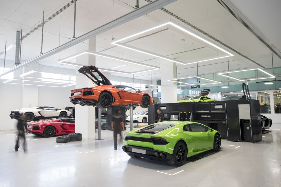 Lamborghini mở đại lý lớn nhất thế giới ở Dubai - 8
Showroom ba tầng bao gồm cả một trung tâm dịch vụ