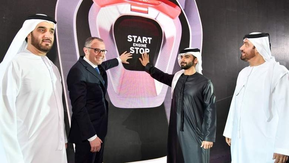 Lamborghini mở đại lý lớn nhất thế giới ở Dubai - 2
CEO Stefano Domenicali (áo đen bên trái) và Sheikh Mansoor bin Mohammed al-Maktoum (áo đen bên phải) - con trai phó tổng thống kiêm thủ tướng Các Tiểu vương quốc Arab thống nhất (UAE) và là tiểu vương của Dubai bấm nút khánh thành đại lý Lamborghini Dubai hôm 27/4