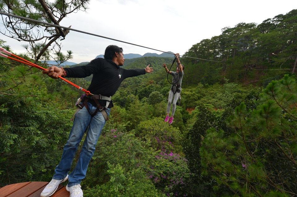 Cấp phép cho 10 đơn vụ kinh doanh du lịch mạo hiểm - 1 Du khách tham gia một trò chơi mạo hiểm tại thác Datanla Đà Lạt (ảnh: Dalattourist)