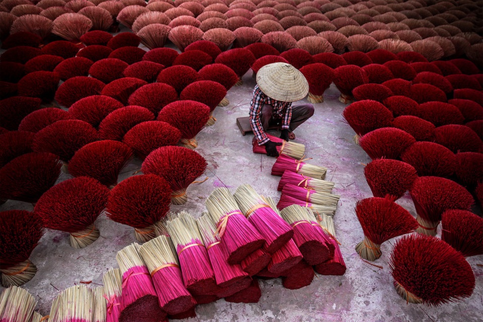 Gặp nhiếp ảnh gia Việt giữ kỷ lục trên tạp chí danh tiếng National Geographic - 2 Ảnh Làm hương của nhiếp ảnh gia Trần Tuấn Việt