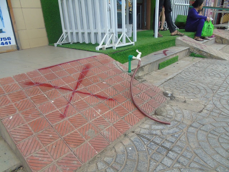 Quảng Bình ra quân giành lại vỉa hè cho người đi bộ - 4 Lực lượng liên ngành tiến hành đo lại mốc lộ giới, kẻ vạch sơn phân định vi phạm để các hộ dân nhanh chóng tháo dỡ