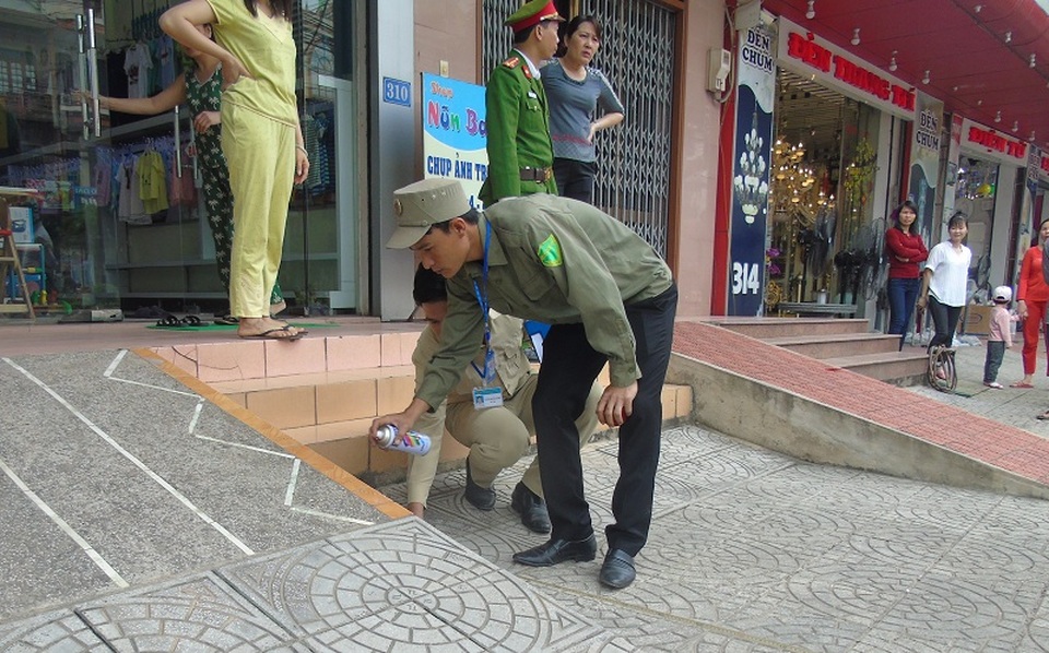 Sai sót khi giành lại vỉa hè, lãnh đạo phường công khai xin lỗi người dân - 1 Lực lượng liên ngành của phường Nam Lý tiến hành đo lại mốc lộ giới, đập bỏ các bậc tam cấp, lối lên xuống lấn chiếm