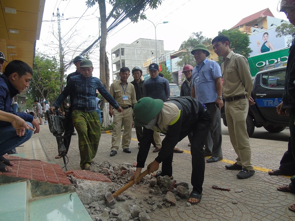 Quảng Bình ra quân giành lại vỉa hè cho người đi bộ - 3 Các bậc tam cấp, các lối lên xuống lấn chiếm được các hộ dân, hộ kinh doanh xây dựng cũng bị đập bỏ