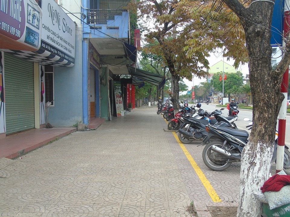 Quảng Bình ra quân giành lại vỉa hè cho người đi bộ - 5 Vạch kẻ vàng phân định chỗ để xe và phần giành cho người đi bộ