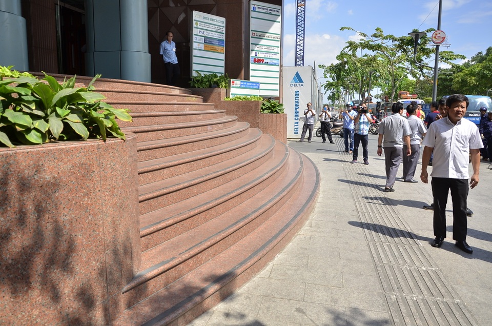 Ông Đoàn Ngọc Hải: “Lấn một tấc vỉa hè cũng đập” - 4 Bậc tam cấp của công ty quản lý nhà TP lấn chiếm vỉa hè đường Nguyễn Huệ