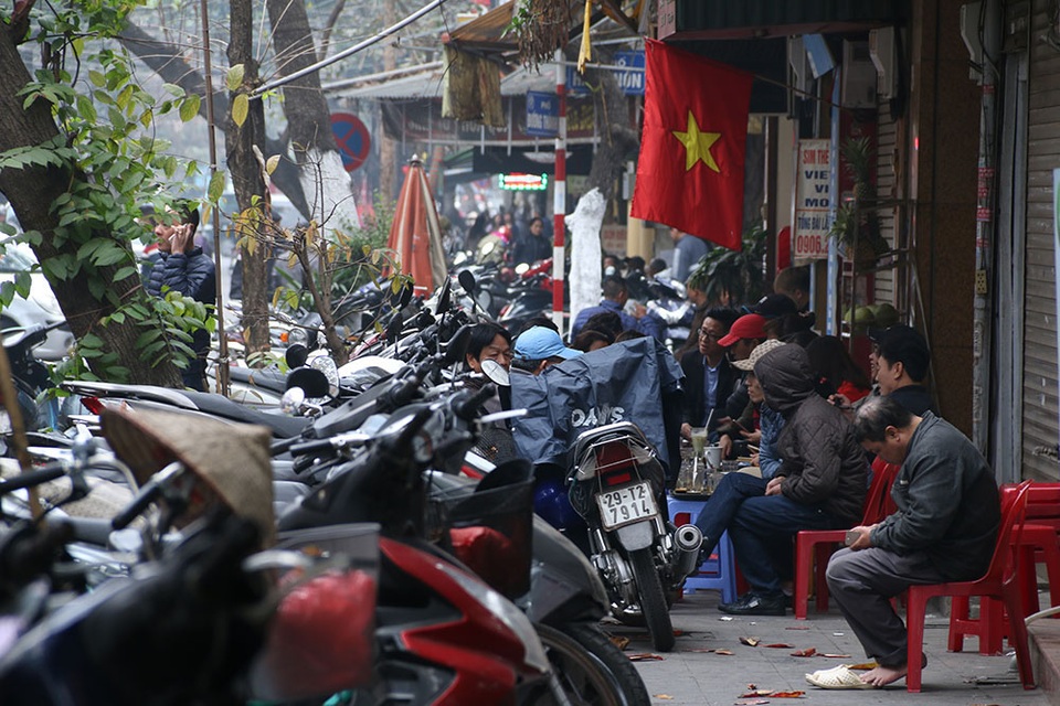 Hà Nội: Cố tình lấn chiếm vỉa hè sẽ bị rút giấy phép kinh doanh - 4 Tuyến phố Đường Thành, Phủ Doãn tình trạng lấn chiếm vỉa hè vẫn tái diễn khi vắng mặt lực lượng chức năng.