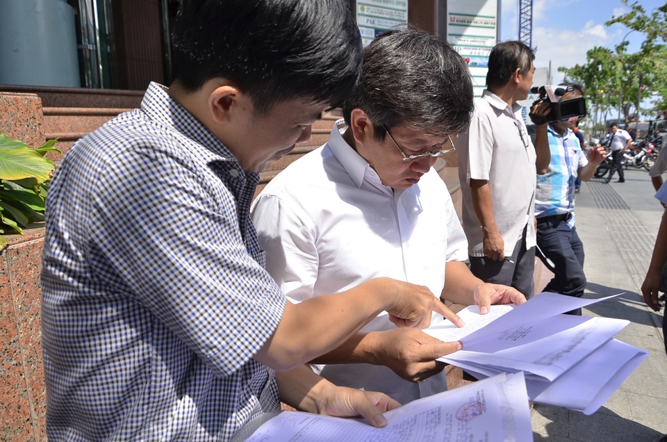 Ông Đoàn Ngọc Hải: “Lấn một tấc vỉa hè cũng đập” - 3 Ông Hải kiểm tra giấy tờ pháp lý bậc tam cấp của toà nhà Công ty quản lý nhà TP trước khi tiến hành đập bỏ