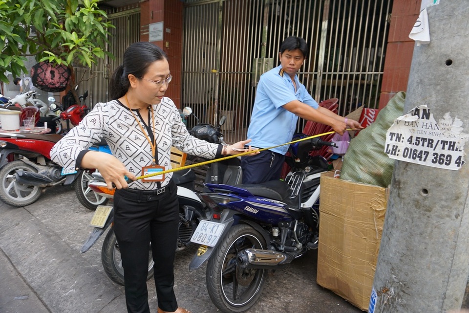 TPHCM: Nhiều lãnh đạo quận, huyện tiếp tục xuống đường “đòi” lại vỉa hè - 9 TPHCM: Nhiều lãnh đạo quận, huyện tiếp tục xuống đường “đòi” lại vỉa hè - 9