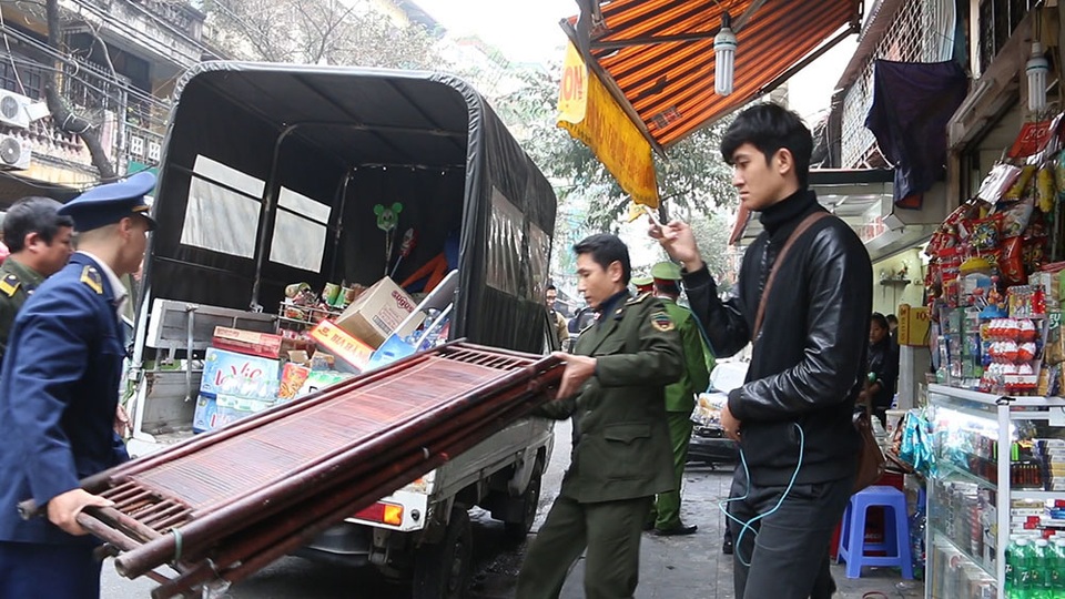 Hà Nội: Cố tình lấn chiếm vỉa hè sẽ bị rút giấy phép kinh doanh - 1 Một hộ kinh doanh trên phố Nguyễn Hữu Huân đã bị lực lượng chức năng thu giữ đồ đạc lấn chiếm vỉa hè vào sáng 1/3.