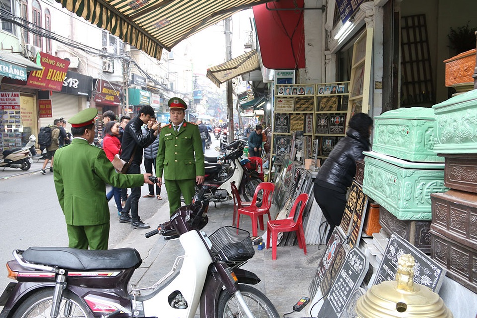 Hà Nội: Cố tình lấn chiếm vỉa hè sẽ bị rút giấy phép kinh doanh - 6 Hà Nội: Cố tình lấn chiếm vỉa hè sẽ bị rút giấy phép kinh doanh - 6