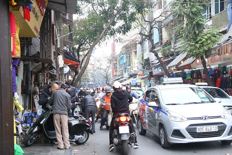 Hà Nội: Cố tình lấn chiếm vỉa hè sẽ bị rút giấy phép kinh doanh - 2 Hà Nội: Cố tình lấn chiếm vỉa hè sẽ bị rút giấy phép kinh doanh - 2