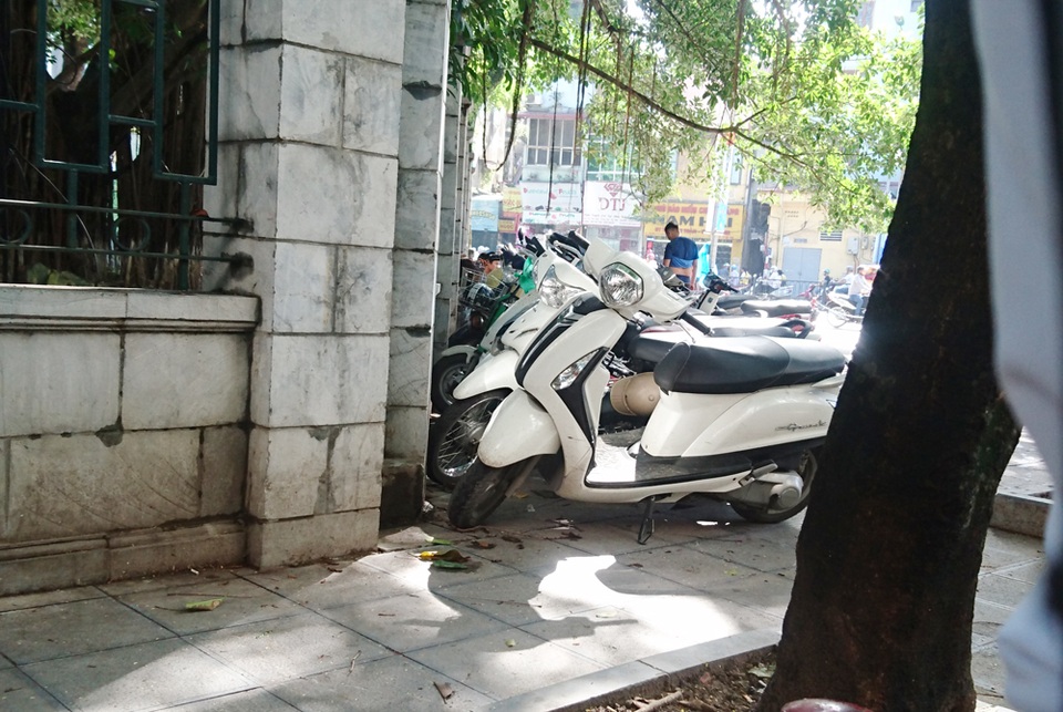 Hàng quán nhếch nhác bủa vây khu di tích Gò Đống Đa - 7 Rất nhiều xe máy để trên vỉa hè phía ngoài mặt đường Đặng Tiến Đông.