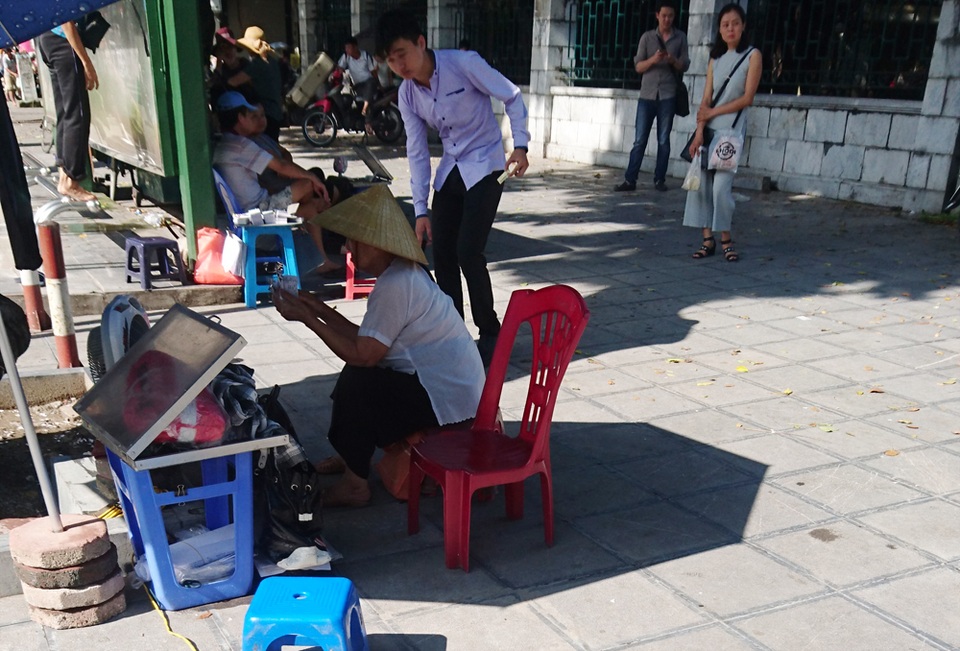 Hàng quán nhếch nhác bủa vây khu di tích Gò Đống Đa - 5 Hàng quán hoạt động nhộn nhịp bên phía ngoài mặt đường Tây Sơn.