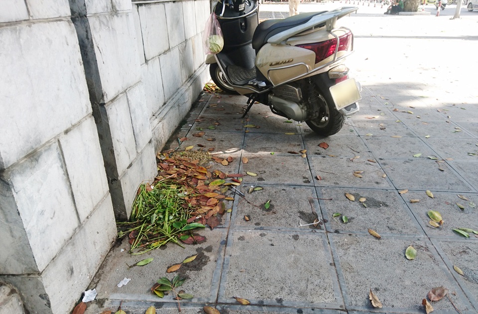 Hàng quán nhếch nhác bủa vây khu di tích Gò Đống Đa - 6 Rác thải xả bừa bãi trên vỉa hè giáp với đường Tây Sơn.
