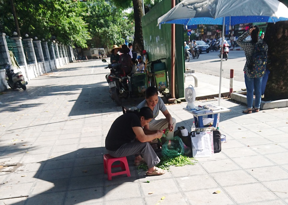 Hàng quán nhếch nhác bủa vây khu di tích Gò Đống Đa - 4 Hàng quán nhếch nhác bủa vây khu di tích Gò Đống Đa - 4