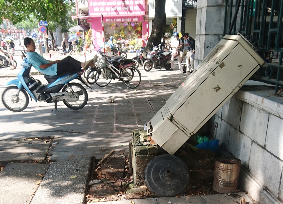 Hàng quán nhếch nhác bủa vây khu di tích Gò Đống Đa - 3 Xe cộ để lộn xộn bên phía mặt đường Tây Sơn.