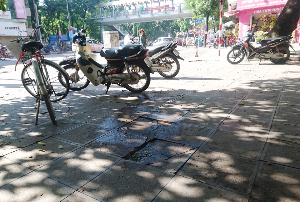 Hàng quán nhếch nhác bủa vây khu di tích Gò Đống Đa - 2 Hàng quán nhếch nhác bủa vây khu di tích Gò Đống Đa - 2