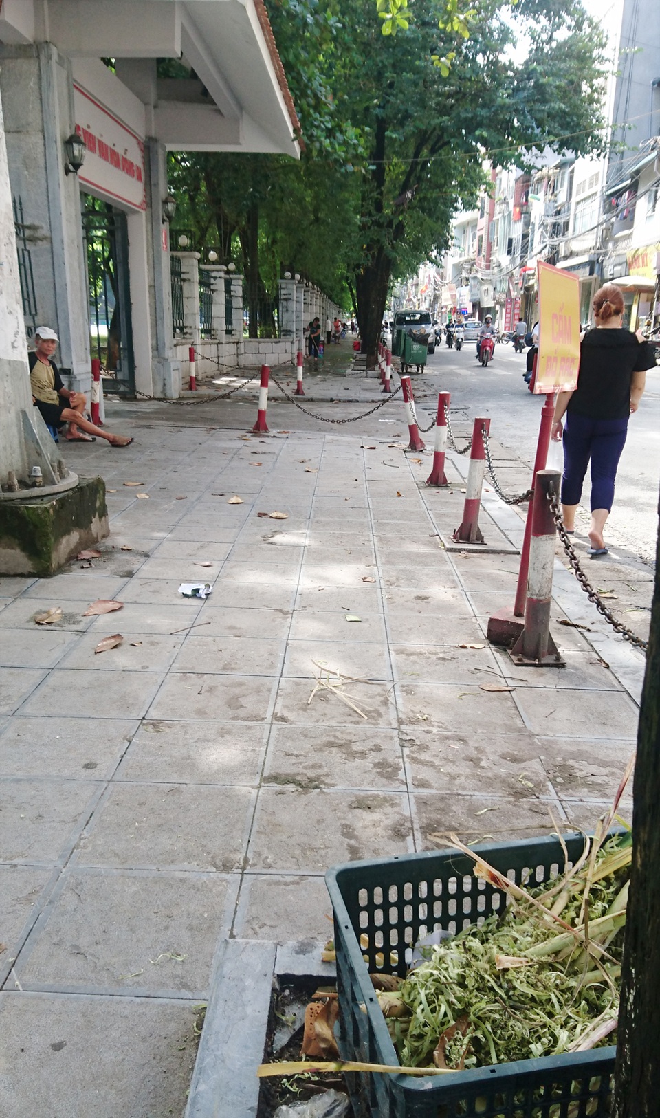 Hàng quán nhếch nhác bủa vây khu di tích Gò Đống Đa - 9 Sọt rác rất gần cổng Công viên văn hóa Đống Đa.