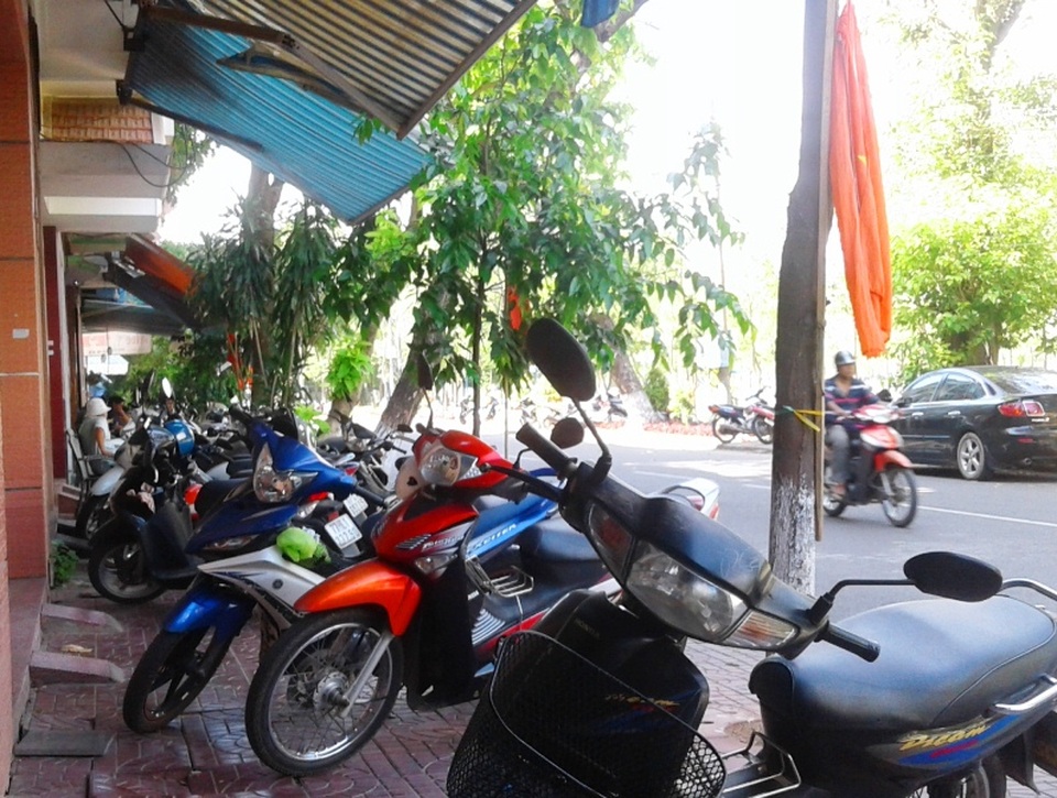 Ngày 11/4, Bình Định ra quân “xử” các quán nhậu chiếm vỉa hè - 3 Rất dễ nhìn thấy tình trạng lấn chiếm vỉa hè ở đường nội thị TP Quy Nhơn, tỉnh Bình Định