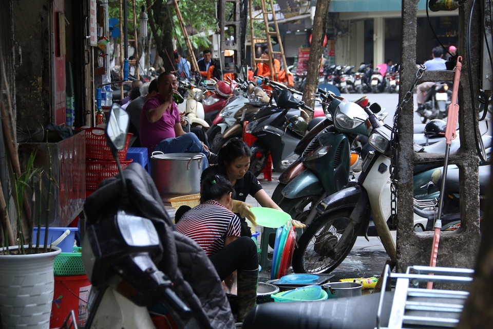 "Chiến dịch" đòi lại vỉa hè: Hà Nội sẽ làm gì khi nhìn thấy những hình ảnh này? - 6 Trên phố Mã Mây một cửa hàng ăn uống nhân viên ngồi tràn ra vỉa hè để rửa bát.