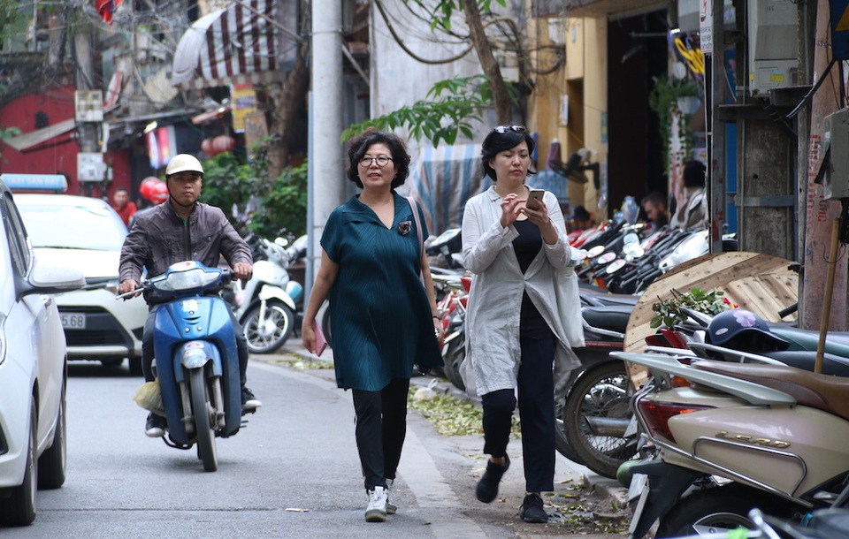 "Chiến dịch" đòi lại vỉa hè: Hà Nội sẽ làm gì khi nhìn thấy những hình ảnh này? - 7 Gọi là lấy lại vỉa hè cho người đi bộ nhưng nhiều du khách khi dạo phố trung tâm vẫn phải đi xuống lòng đường.