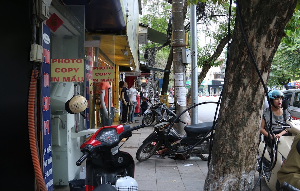 "Chiến dịch" đòi lại vỉa hè: Hà Nội sẽ làm gì khi nhìn thấy những hình ảnh này? - 4 Vỉa hè phố Thợ Nhuộm, nhiều cửa hàng kinh doanh quần áo, quán nước đã chiếm lại vỉa hè từ người đi bộ.
