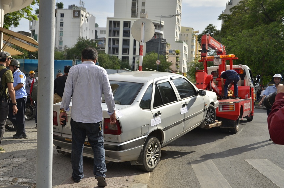 Ông Đoàn Ngọc Hải: “Lấn một tấc vỉa hè cũng đập” - 10 Tuy nhiên sau đó chiếc xe bị cẩu đi