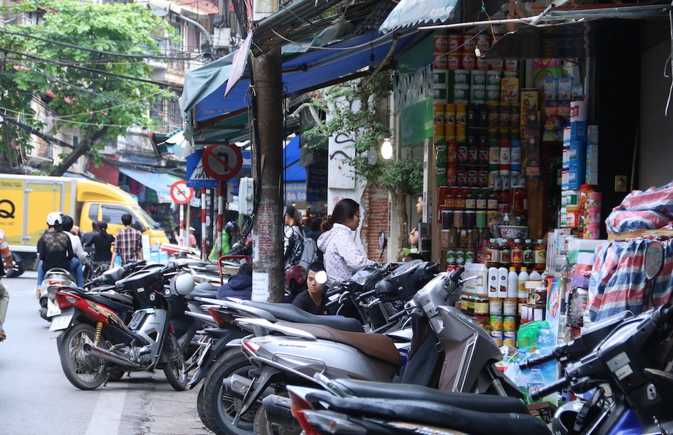 "Chiến dịch" đòi lại vỉa hè: Hà Nội sẽ làm gì khi nhìn thấy những hình ảnh này? - 1 Một số hộ kinh doanh trên phố Hàng Buồm đã chiếm lại vỉa hè của người đi bộ. Xe máy để kín vỉa hè thậm chí còn đỗ tràn lan dưới lòng đường.
