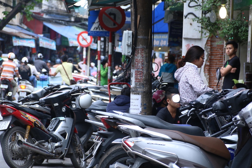 "Chiến dịch" đòi lại vỉa hè: Hà Nội sẽ làm gì khi nhìn thấy những hình ảnh này? - 2 Xe máy, người dân ngồi uống nước trên vỉa hè phố Hàng Buồm.