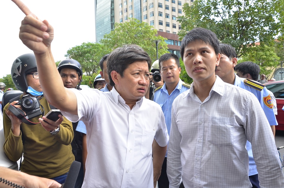 Ông Đoàn Ngọc Hải: “Lấn một tấc vỉa hè cũng đập” - 1
Ông Đoàn Ngọc Hải, Phó Chủ tịch UBND Quận 1 chỉ huy lực lượng tại hiện trường